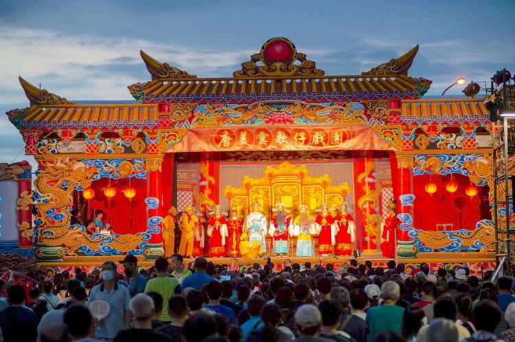 唐美雲歌仔戲團《天鵝宴》在香山天后宮廟埕廣場演出，吸引逾千名觀眾共賞。市府提供