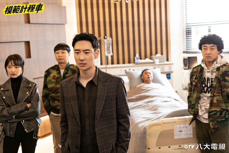 表藝珍（左起）、裴侑藍、李帝勳、金義聖、張赫鎮劇中是地下祕密組織「彩虹運輸」的成員，聯手替被害者復仇。八大電視提供