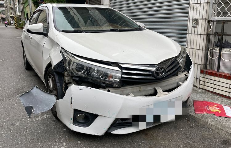 黃男車子衝撞陳宅過程亦受損。民眾提供