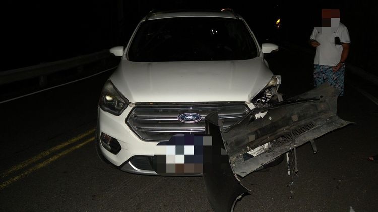 被波及的陳男轎車車頭保險桿脫落。林口警分局提供