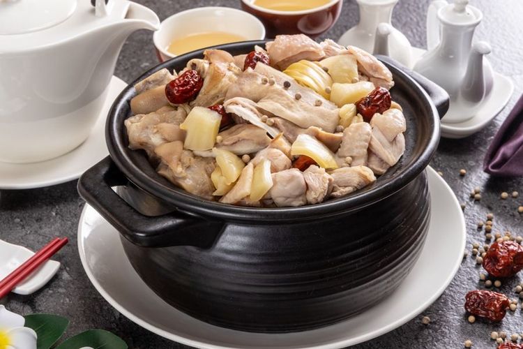 「胡椒肚雞鍋」是廣東省的漢族傳統名菜，口感辛香開胃。福容提供