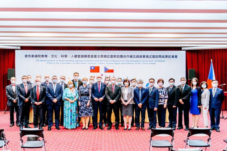 俞大㵢與德拉霍斯一行及與會見證、觀禮代表合影。外交部提供