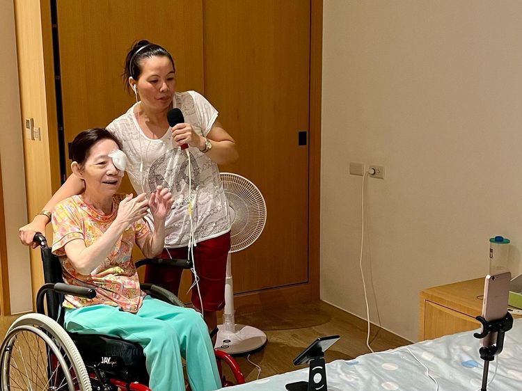 吳淑珍動完眼瞼手術後，開心地為高歌的越籍看護阿春打拍子。翻攝臉書陳水扁之新勇哥物語