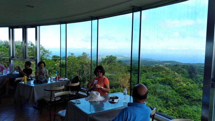 觀海樓最頂樓的景觀餐廳，適合邊吃邊悠哉賞景。陳宏銘攝