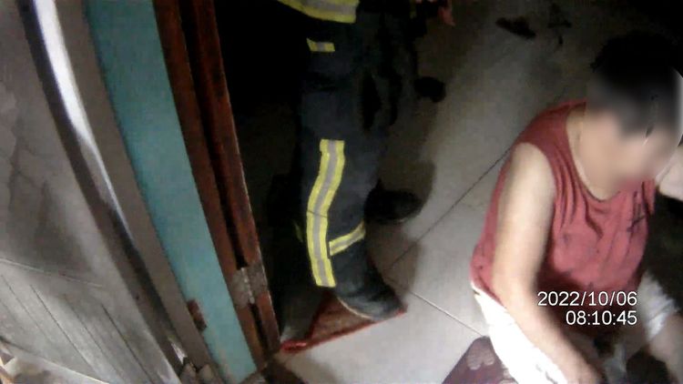 楊姓婦人跌倒受困住家3小時，警消獲報破門緊急救援。讀者提供