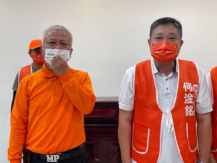 談及退選原因，竹北市長何淦銘與竹北市長候選人郭漢章都紅了眼眶。黃羿馨攝