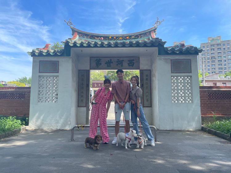 吳姍儒（左起）跟江宏傑、晏柔中帶著愛犬一起玩新竹。TVBS提供