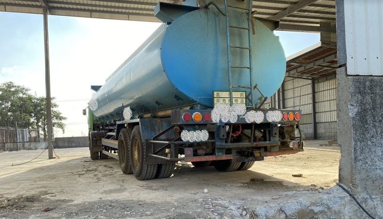 現場查扣的槽車。讀者提供