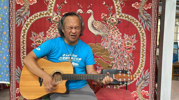 林世偉信手捻來自彈自唱，一首《童年》也訴說起他堅強笑容下的坎坷。黃羿馨攝