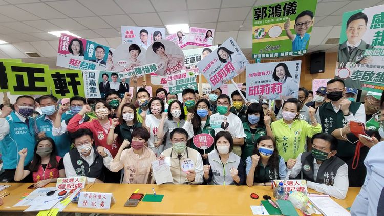 黃偉哲表示，繼續努力，一步一腳印。劉榮輝攝