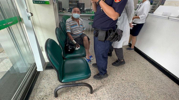 因怒罵保全三字經而爆發肢體衝突遭壓制的阿伯受傷血，警方事後到場調查。侯昌騰攝