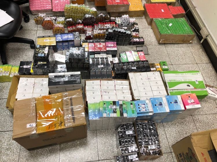 警方搜索查獲大批電子菸油。讀者提供