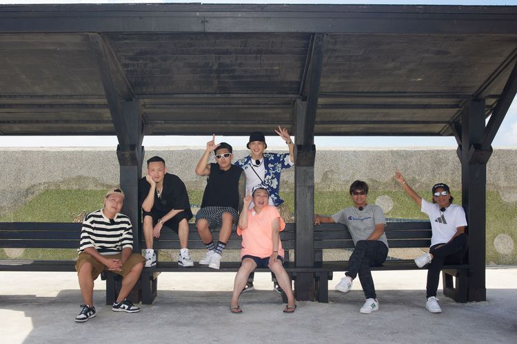 洋蔥（左起）、春風、健志、范少勳、林美秀、顏志琳、尤秋興、顏志琳等出外景，笑料百出。灰人文化提供