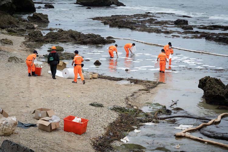 海巡人員當時協助處理油污。資料照片，海巡提供