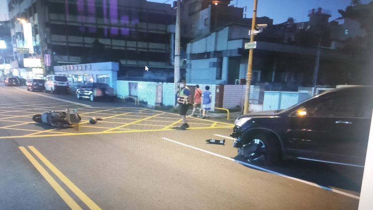 機車騎士連人帶車倒地、受傷送醫。讀者提供