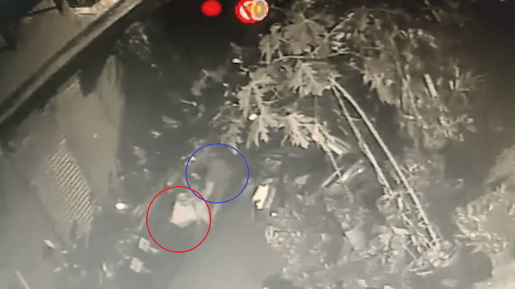 翁姓警員(紅圈處)與黃男(藍圈處)發生扭打。三重警分局提供