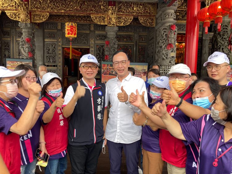 朱立倫與各欲參選的黨籍成員加油打氣合影。陳宏銘攝