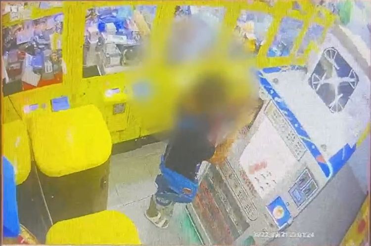 陳嫌拿出預藏的萬用鑰匙行竊。翻攝畫面