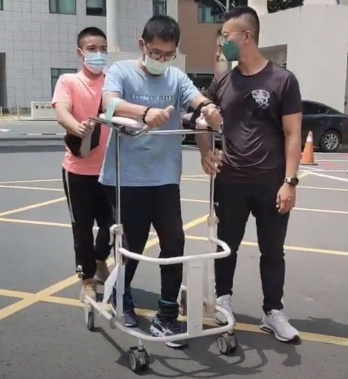 秦良丰在助行器輔助下，成功在45分鐘內，繞行國軍高雄醫院一圈。翻攝自秦天人臉書