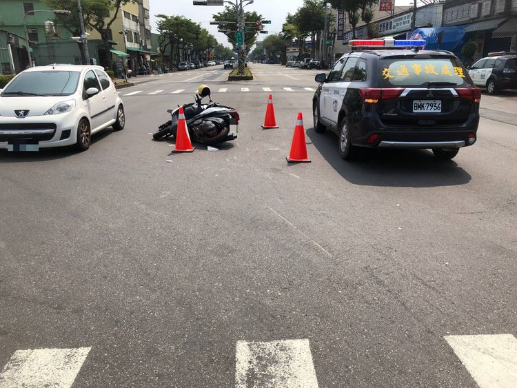 霧峰分局員警到車禍現場處理。讀者提供