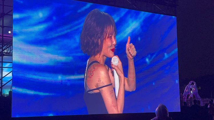 泫雅對著粉絲比讚。讀者提供