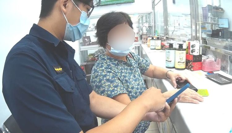 員警剖析詐騙集團的話術和手法，讓婦人打消匯款念頭。讀者提供