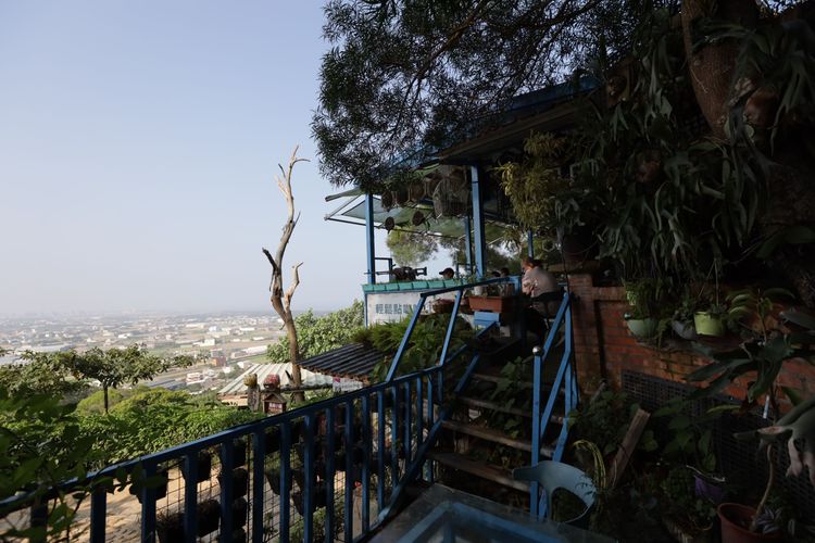 葉高潔指出「鳳崎落日」過去就被譽為新竹八景之一，鳳崎步道是能夠看到「鳳崎落日」最好的地點。周江杰競辦提供