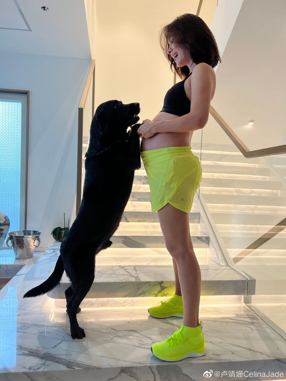 盧靖姍養胎不養肉，四肢依舊纖細。翻攝盧靖姍微博