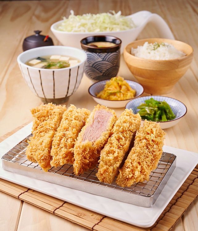 厚切腰內豬排是店裡的人氣餐點。業者提供