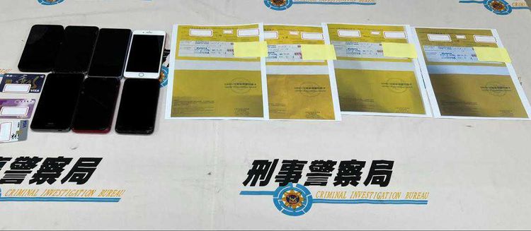 警方查扣偽造的小黃卡。讀者提供