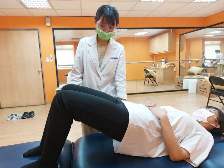 女性可透過凱格爾運動或是瑜珈中的橋式，預防子宮脫垂狀況發生。光田醫院提供