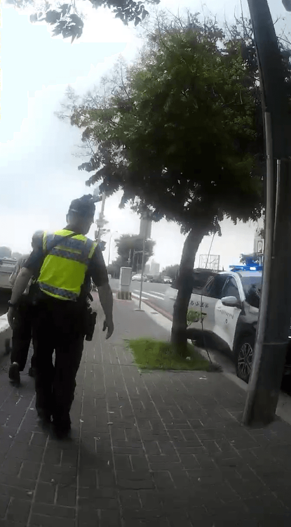 王男在警方細心開導後，終於放下堅持由警員護送返回派出所。警方提供
