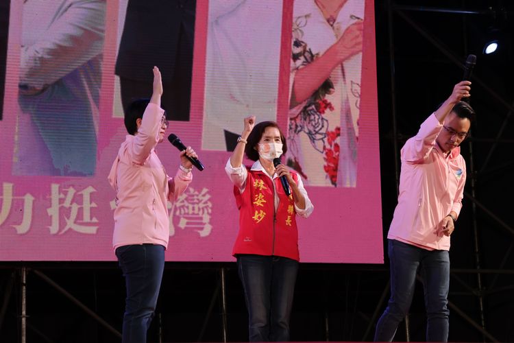 宜蘭縣長林姿妙不捨盧秀燕近日因她遭起訴頻遭民進黨攻擊，呼籲台中人要挺施政力全國第一名的盧秀燕。張喆喜攝