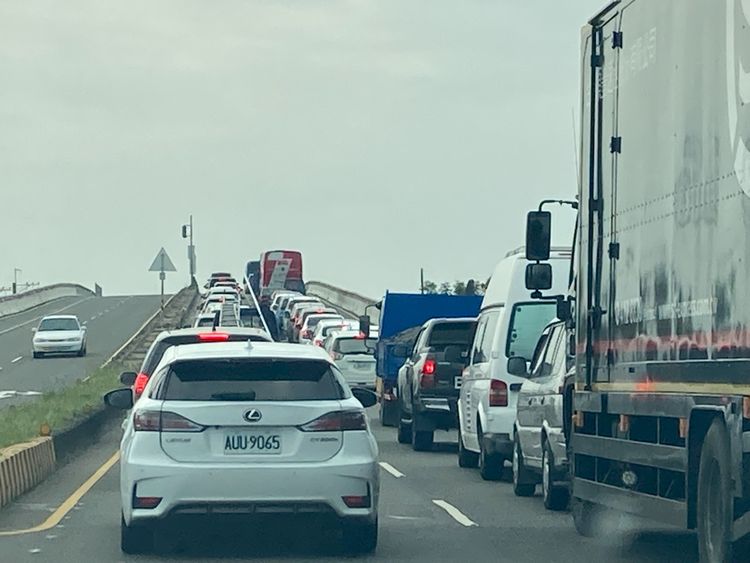 車陣走走停停，大排長龍。陳宏銘攝