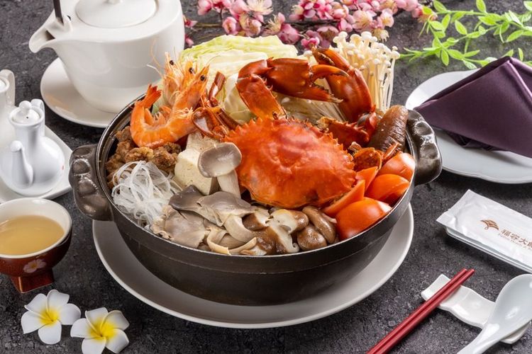 「螃蟹排骨番茄鍋」，由新鮮青蟹、文蛤、白蝦、海參等澎湃海鮮與蔬菜熬至而成。福容提供