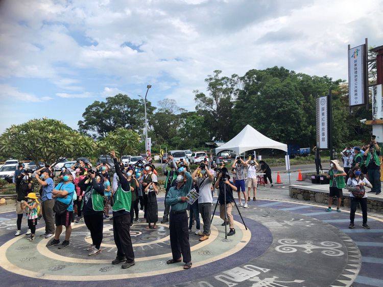 賞鷹民眾們在禮納里遊客中心廣場即可抬頭遠眺鷹群壯姿。茂管處提供