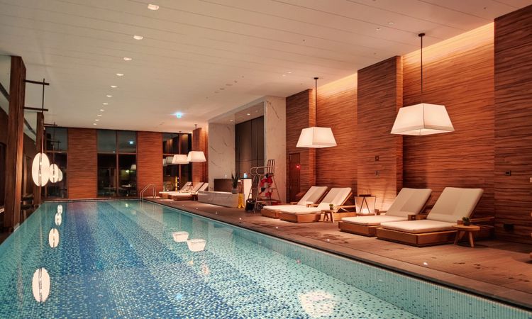 10樓室內泳池是美拍打卡勝地。田欣雲攝