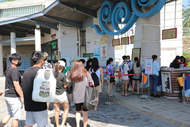 許多民眾緊抓夏天尾巴，進入馬拉灣大肆玩水消暑。麗寶提供