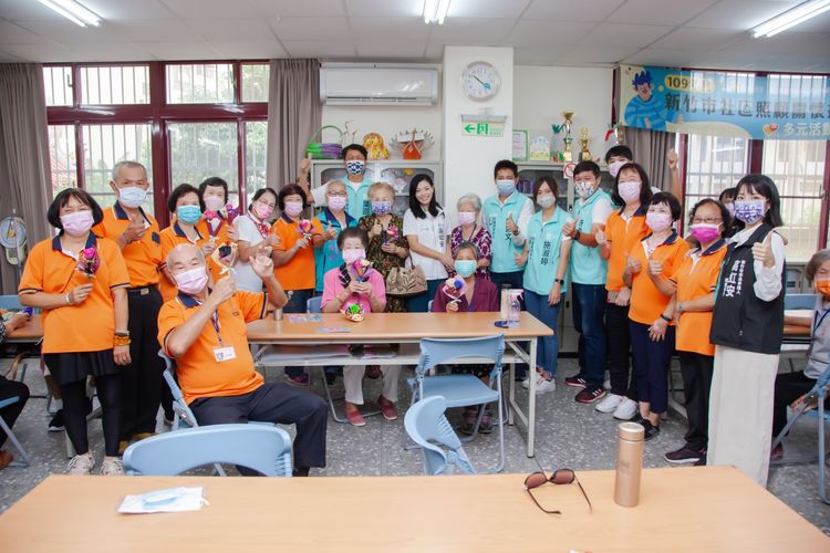 高虹安與柯媽也前往香山區社區發展協會，參加關懷銀髮族活動。高虹安團隊提供