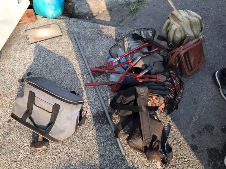 非法外籍移工入境隨俗，上工前還自備保冷袋，到檳榔潘購買檳榔及結冰水。台中專勤隊提供