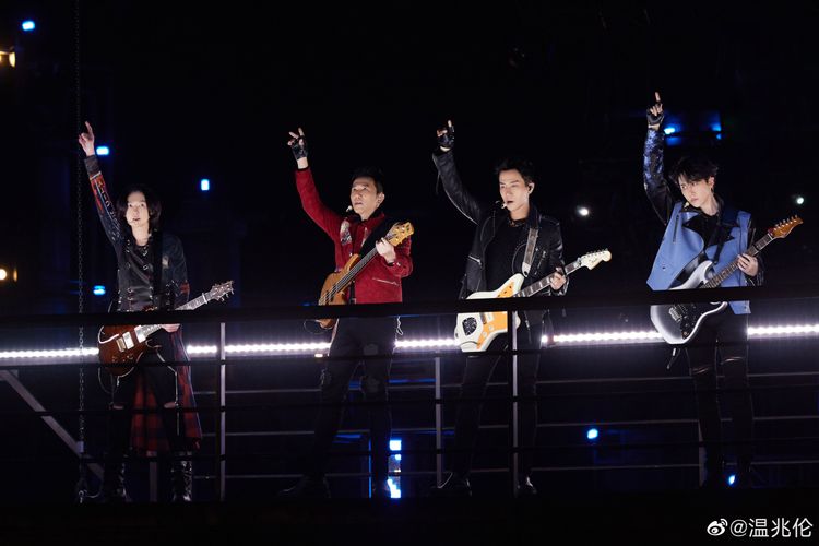 黃義達（左起）、溫兆倫、劉愷威、Mike演唱《一萬次悲傷》，比賽結果也很悲傷。翻攝溫兆倫微博