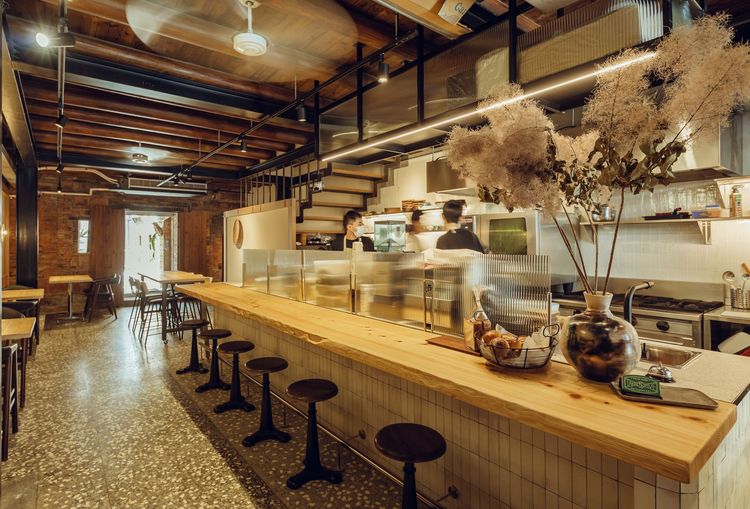 五方食藏大稻埕店開放廚房搭配日本檜木長吧。業者提供