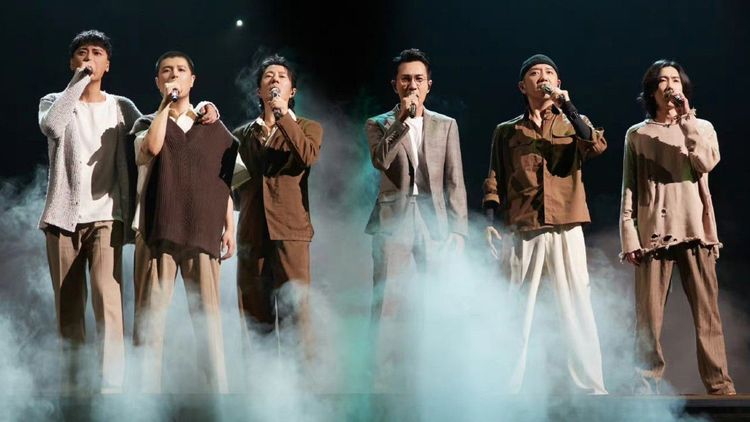 黃義達（右起）、郝雲、劉愷威、鄭鈞、馬頔、信飆唱《白鴿》。翻攝披荊斬棘微博