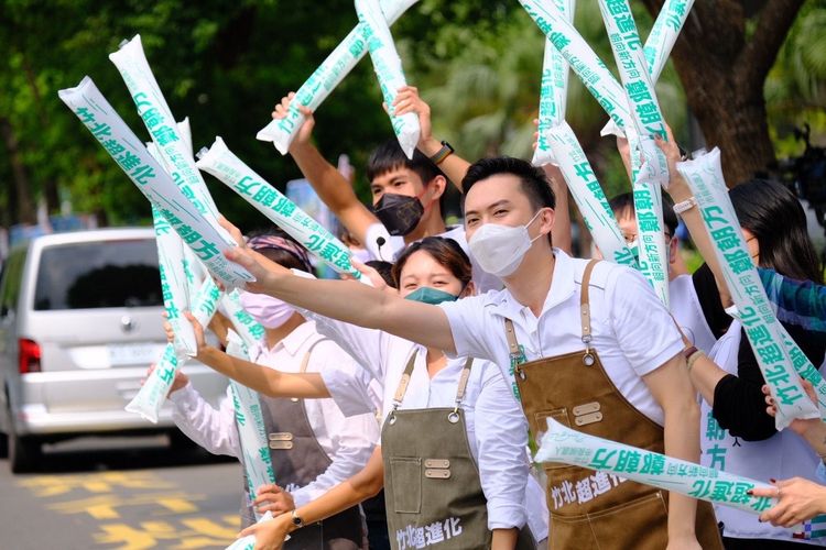 竹北市長候選人鄭朝方除了為選手加油外，也沿路分送飲水和加油棒。鄭朝方競辦提供