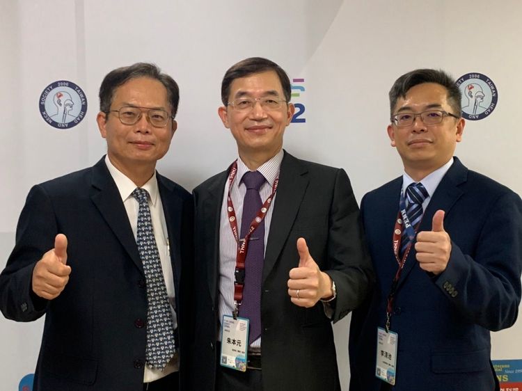台灣頭頸部腫瘤醫學會今在高雄榮總舉辦研討會，國內外頭頸腫瘤治療專家齊聚一堂。圖為高雄榮總院長林曜祥（左起）、台北榮總耳鼻喉頭頸醫學部主任朱本元、高雄榮總耳鼻喉部主治醫師李清池。吳慧芬攝