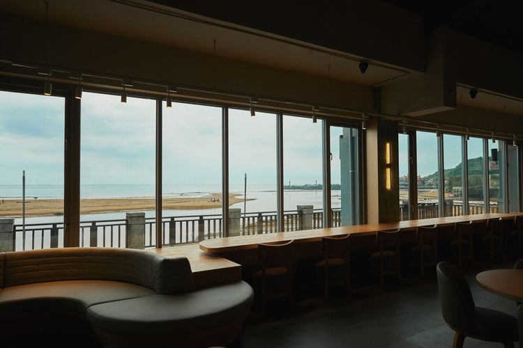 福隆觀海門市內一側窗景可以看到沙灘。業者提供