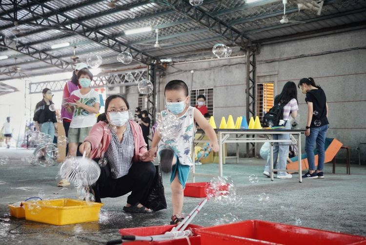 吹泡泡，可是小朋友的最愛之一。屏縣社會處提供