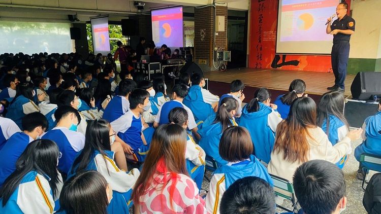 新北市婦幼隊長林子翔向師生進行犯罪宣導。新北市警察局提供