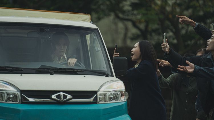 安心亞（左）詮釋殺人犯家屬，被抗議民眾包圍咒罵。威視電影提供