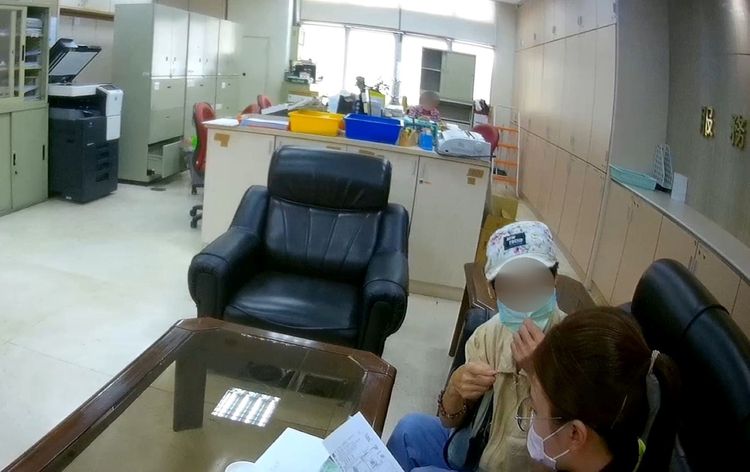 老婦向員警說明詐騙集團成員行騙過程。讀者提供